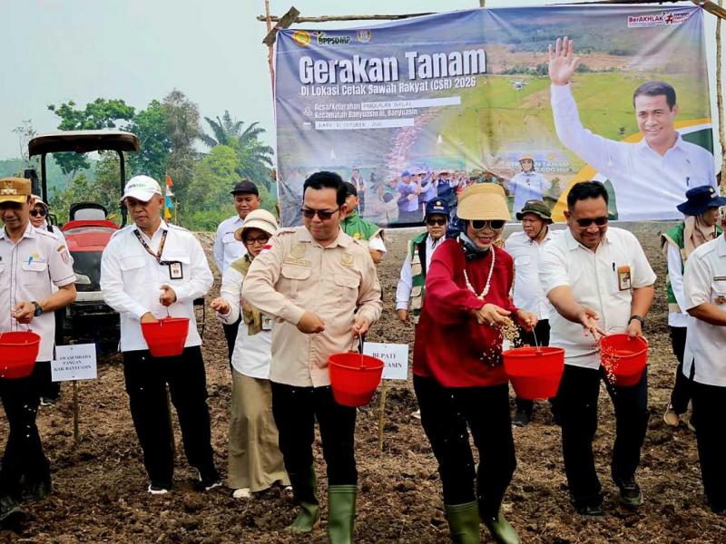 SMKPPN SEMBAWA: Kepala SMKPPN Sembawa, Budi Santoso [kanan] memdampingi Kepala BPPSDMP Kementan, Idha Widi Arsanti [kemeja merah]memimpin Gerakan Tanam CSR 2026` di Desa Karang Petani, Kelurahan Pangkalan Balai, Kecamatan Banyuasin III, Kabupaten Banyuasin, Sumsel.  Kepala BPPSD