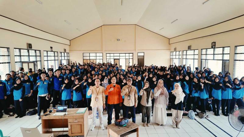 SMKPPN BANJARBARU: Kepala SMKPPN Banjarbaru, Angga Tri A.P. [tengah] bersama pimpinan BPBD Kalsel dan pimpinan sekolah beserta para siswa, untuk memahami potensi ancaman bencana sekaligus mengetahui langkah yang tepat untuk mencegah dan menghadapinya dan kesadaran terhadap kelestarian lingkungan dalam proses pendidikan. 