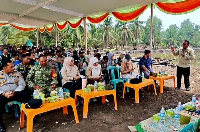 SMKPPN SEMBAWA: Kepala SMKPPN Sembawa, Budi Santoso [berdiri kanan] melaporkan kegiatan  pengembangan kawasan swasembada pangan berbasis pertanian modern melalui optimalisasi lahan, penerapan teknologi pertanian modern, dan penguatan infrastruktur pendukung produksi di Sumsel khususnya Kabupaten Banyuasin.