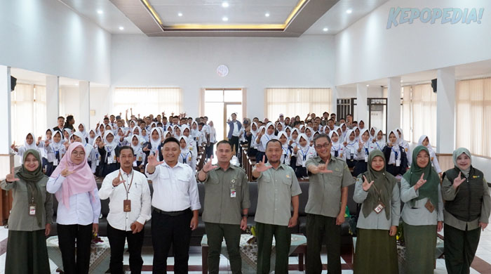 BBPP LEMBANG: Kabalai Lembang, Ahmad Dedy Syathori [tengah] menyambut kehadiran 118 siswa SMP Sekolah Rakyat Sukabumi dipimpin Wakasek Bidang Keasramaan, Muliyawan. Hadir mendampingi Katimker Program dan Kerjasama, Yanissa Nuraeni Kuswandi [kiri] beserta sejumlah Widyaiswara antara lain Fiadini Putri, Neneng Ida Farida, Hendra Gunawan, Saptoningsih, Estu Haryani dan Tasya Fitri.