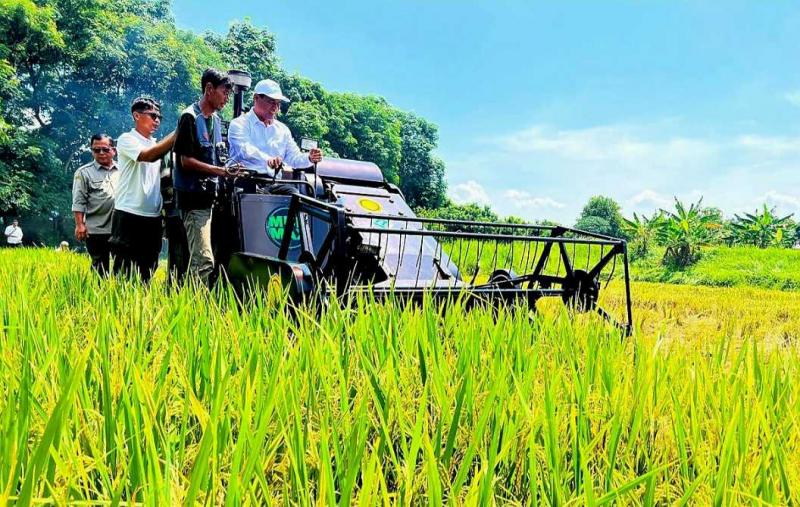 POLBANGTAN BOGOR: Penguatan dukungan produksi berjalan seiring dengan peningkatan produksi sejumlah komoditas strategis. Berdasarkan angka tetap BPS, produksi beras Indonesia pada 2025 mencapai 34,69 juta ton, meningkat 13,29 persen dibandingkan 2024 yang sebesar 30,62 juta ton.